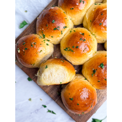 Cheesy Garlic Dinner Rolls